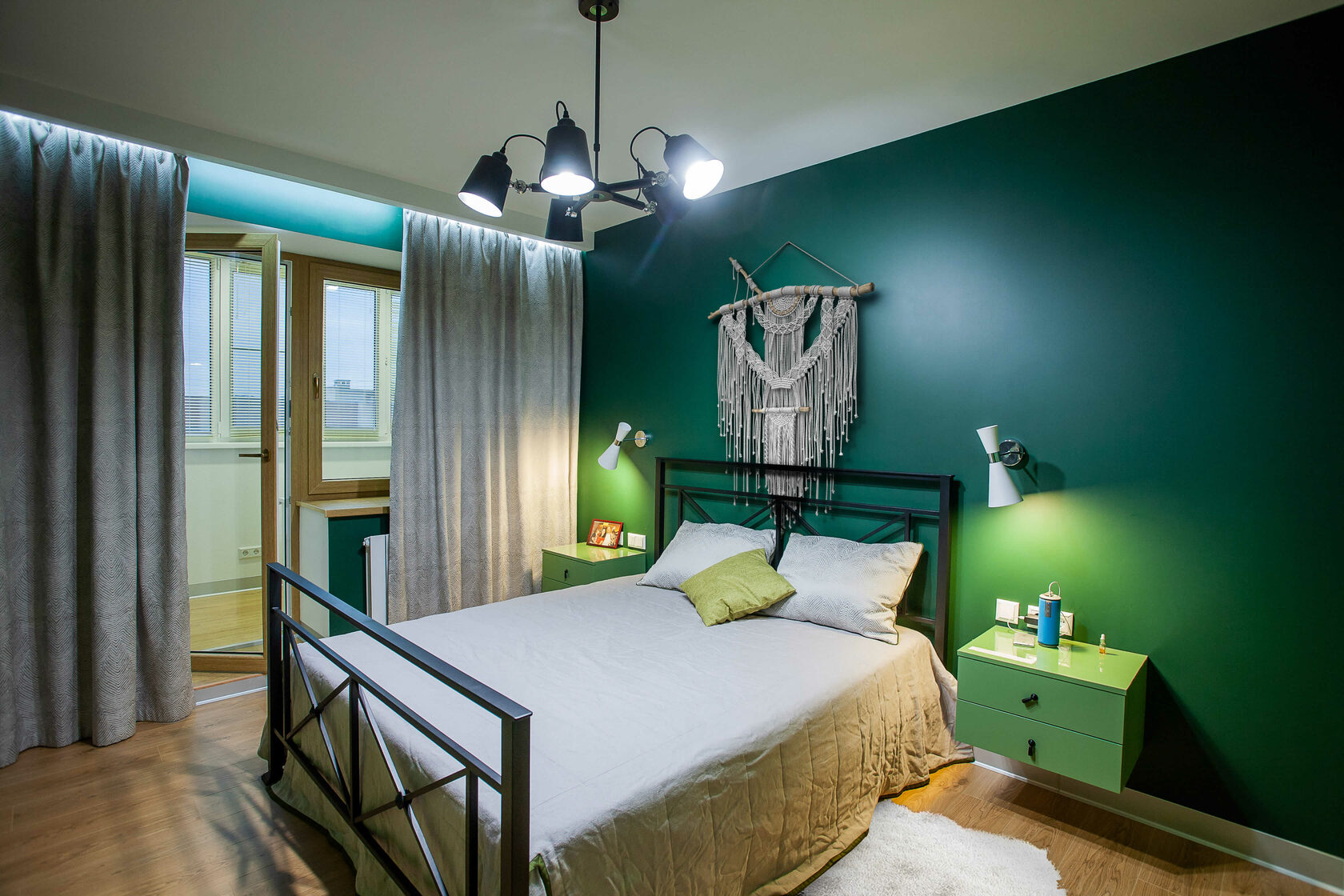 Железнодорожный - Дизайн интерьера спальня кровать, выход на лоджию, тумбочки