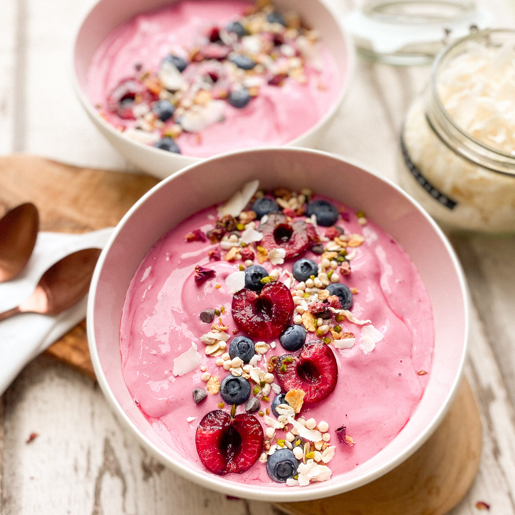 Pinke Quark Bowl angerichtet
