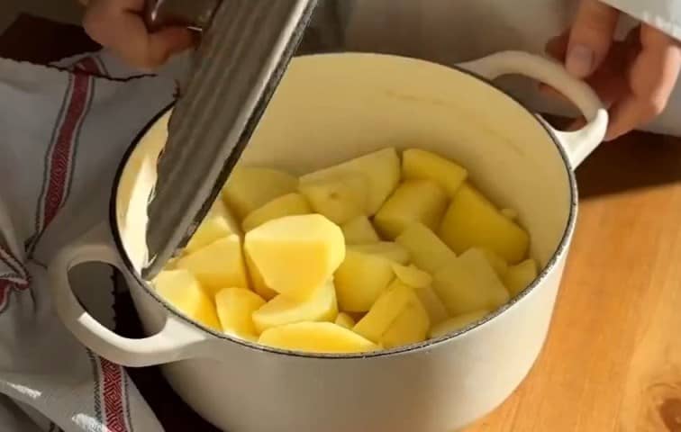 Приготовление картофельных блинчиков из пюре на сковороде: шаг 1