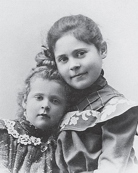 Лиля (справа) и Эльза Каган. 1900 год.