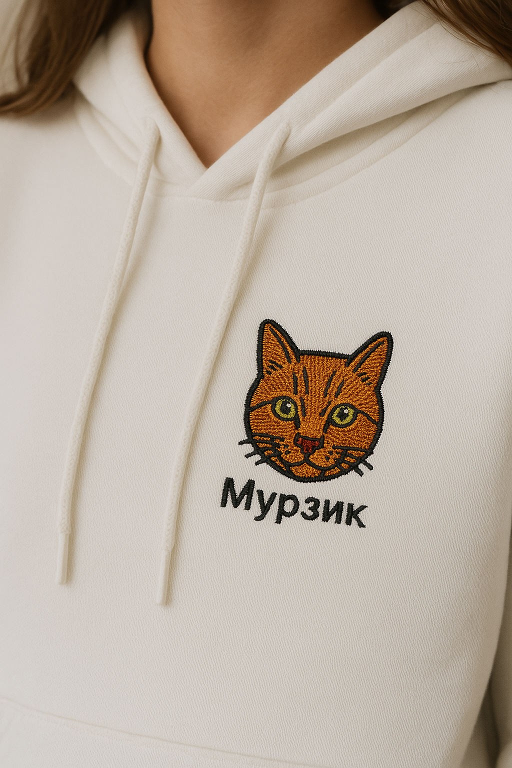 Пример вышивки рыжего кота на белом худи