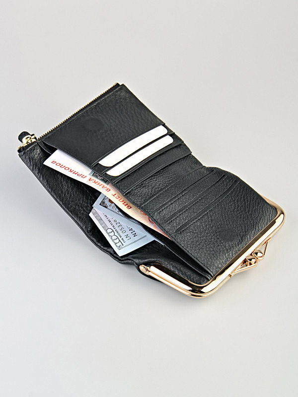 Кошелек женский. Изделие выполнено из натуральной мягкой кожи. Закрывается на магнит.