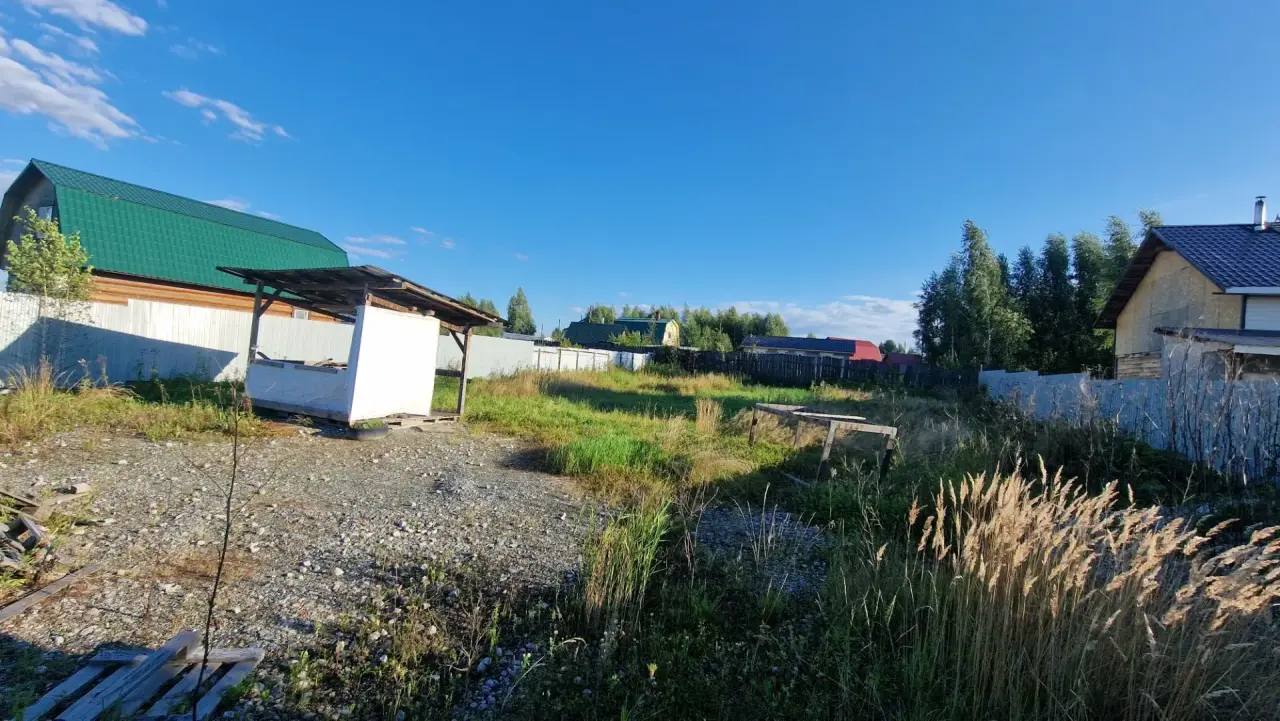 Общий вид участка с хозблоком и беседкой