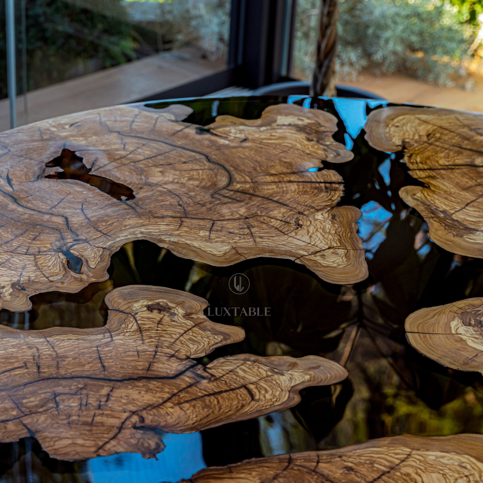 Tisch Notte Marocchina aus Olivenbaum-Wurzeln und transparentem Epoxy mit Raucheffekt