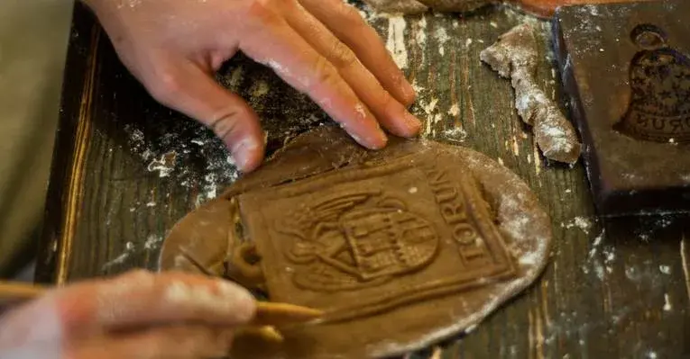 Средневековый монах готовит тесто для имбирных пряников, история выпечки.