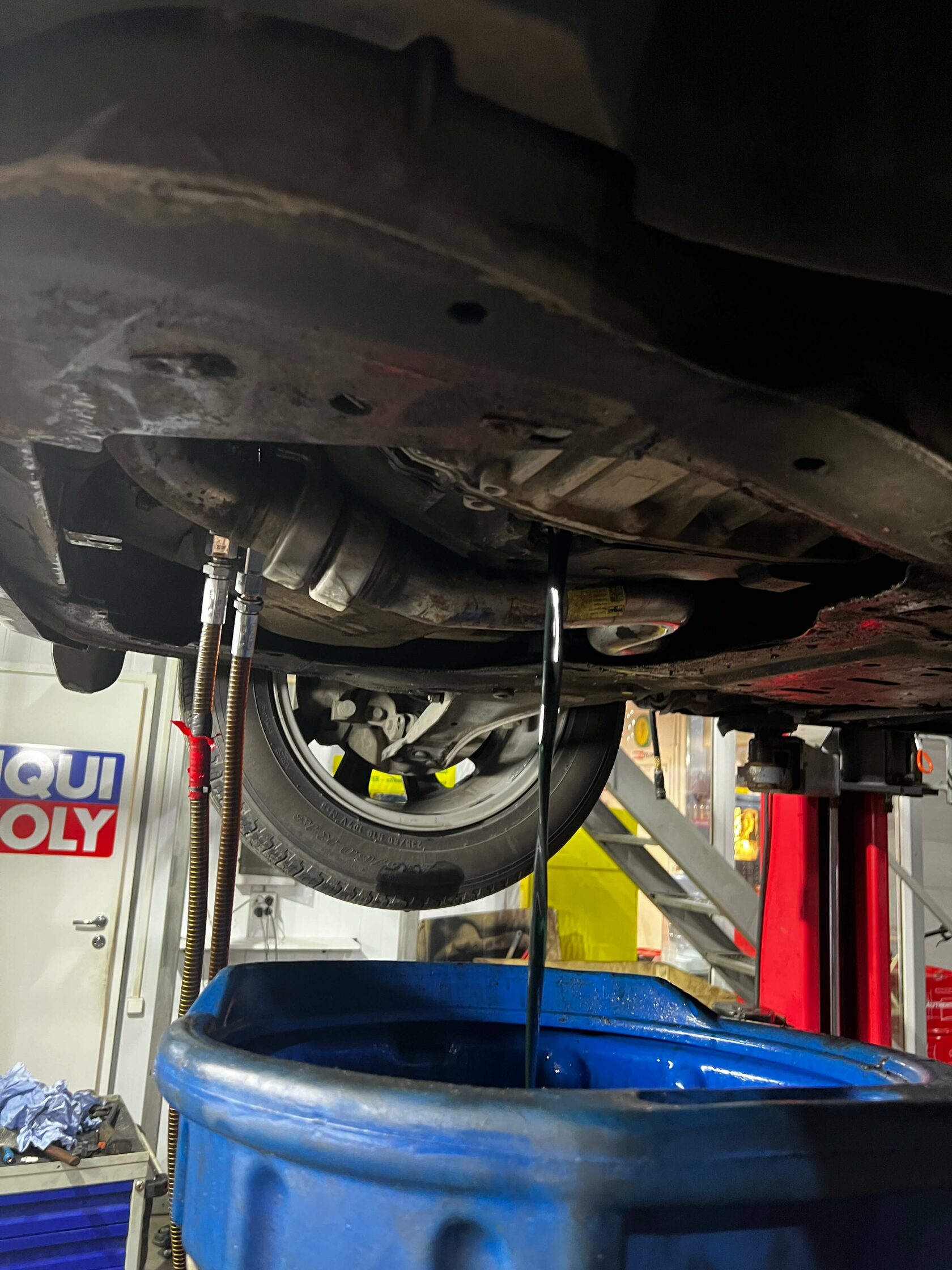 Слив старого масла через сливную пробку