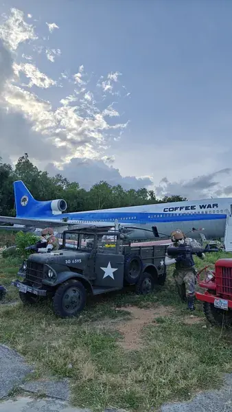 Самолёт COFFEE WAR и старые машины музея
