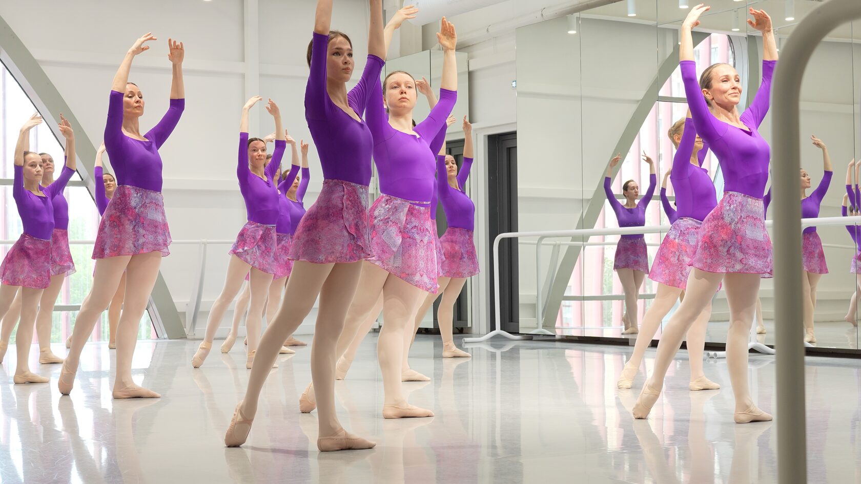 Групповое занятие классическим танцем в зале DanceSecret