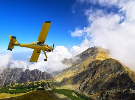 фото парня и девушки на романтическом свидании в публичном месте