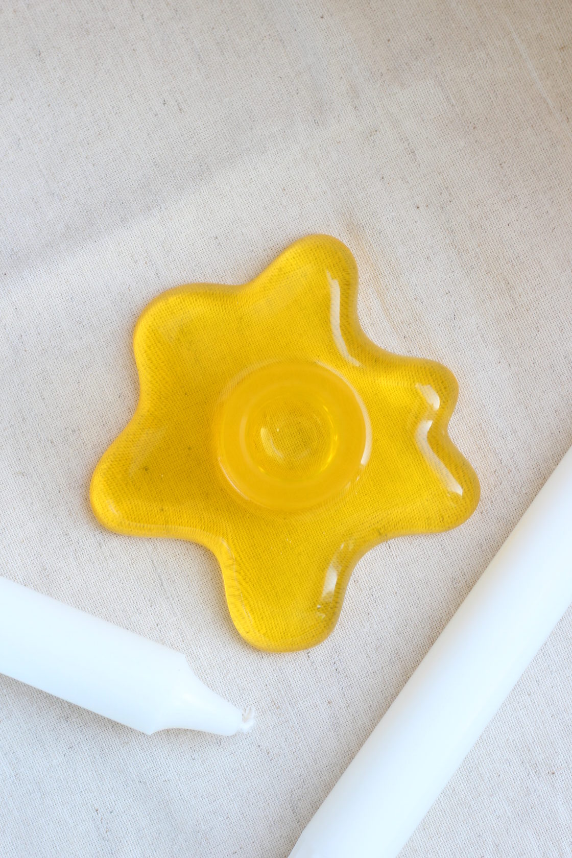 Подсвечник из эпоксидной смолы желтый