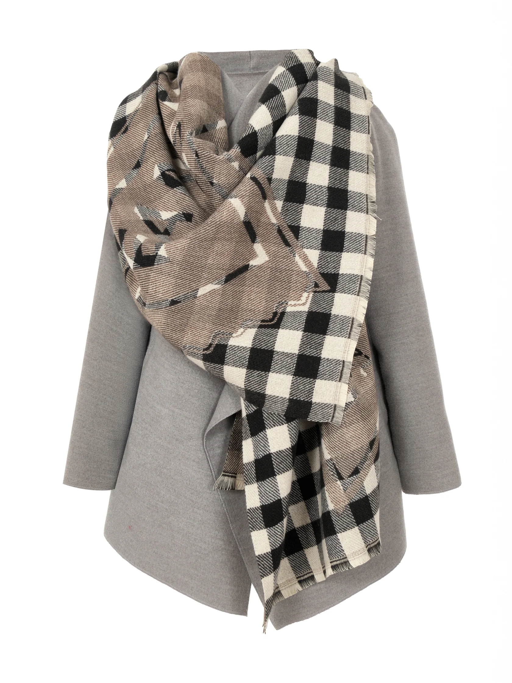 Студийная съёмка одежды на прозрачном манекене