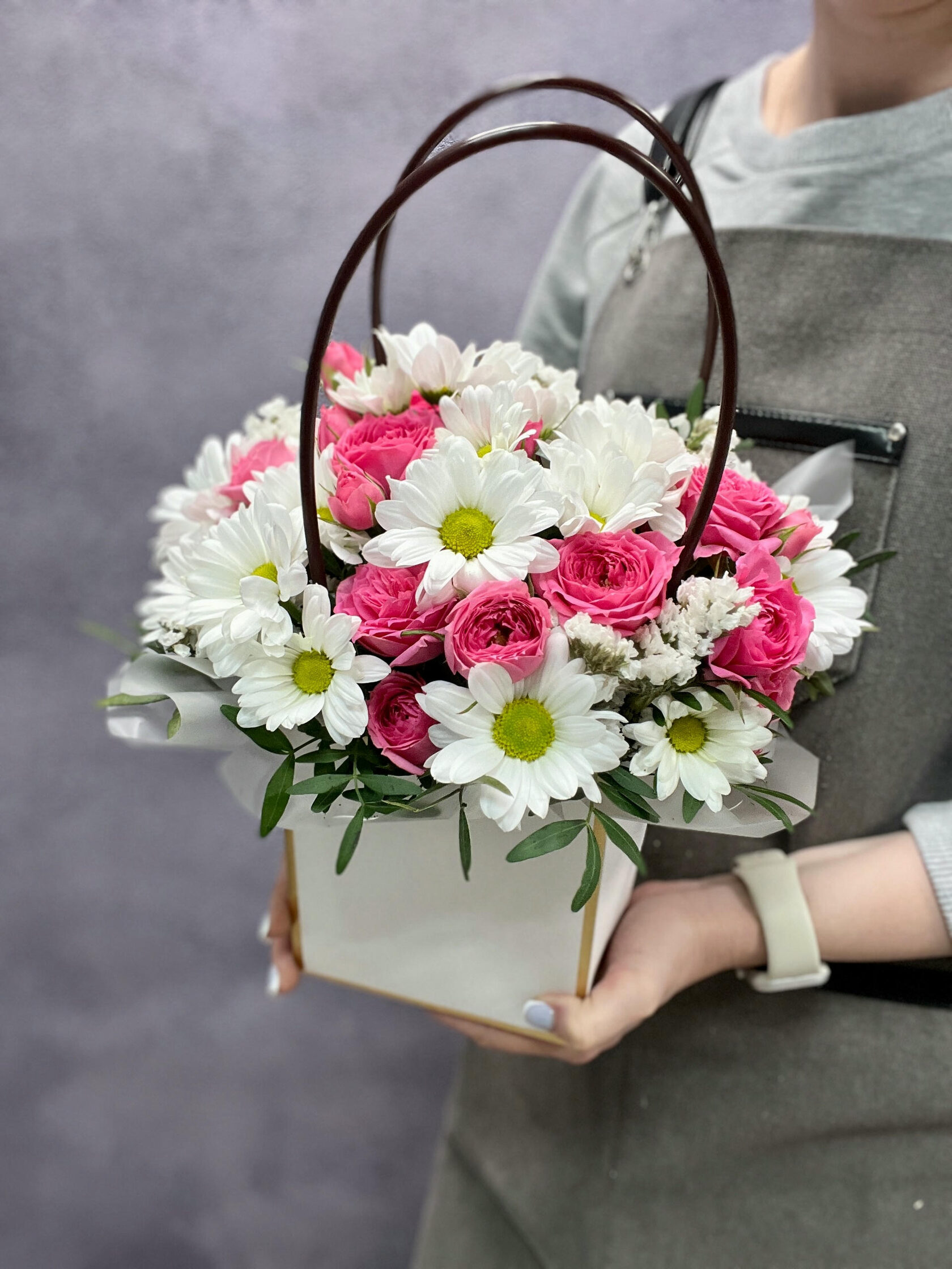 Композиция в сумочке с розами buketnaya54.ru 