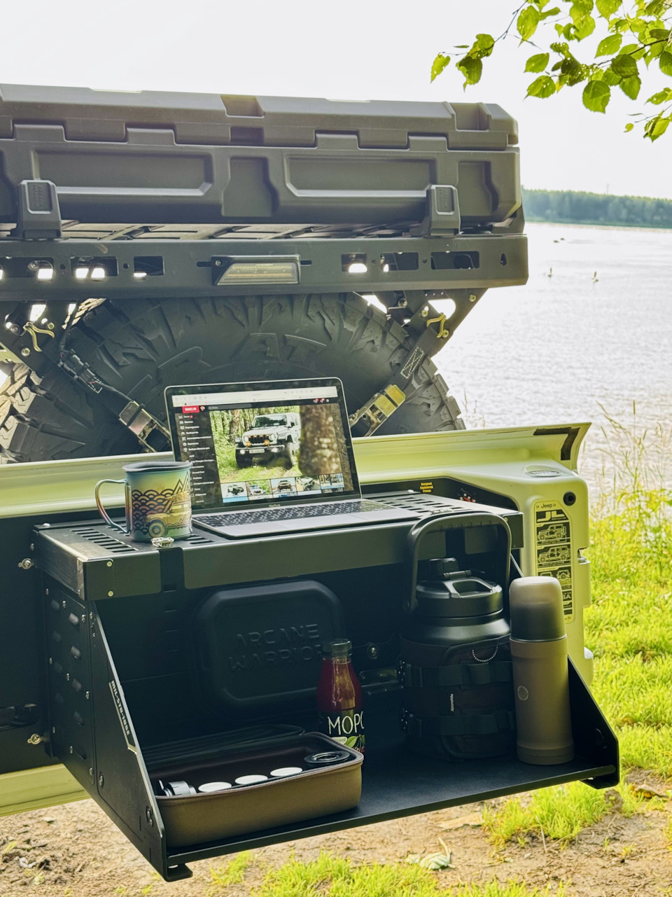 Тыльная сторона. Кстати правильнее это изделие назвать бокс, а не ящик — Jeep Wrangler (JL)