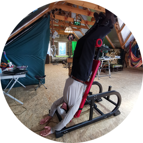 Занятие проводятся на тренажёре ИнверсиОН, совмещая тракцию, инверсию и Виртуальную Реальность.