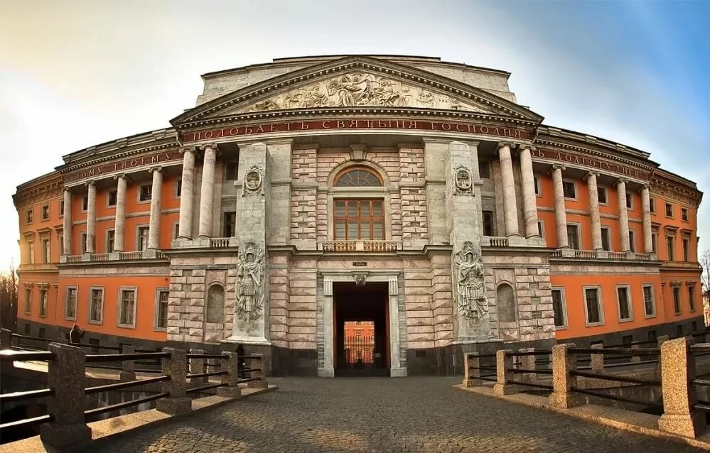 Что за призрак живет в центре Петербурга? Читать статьи по истории РФ для школьн