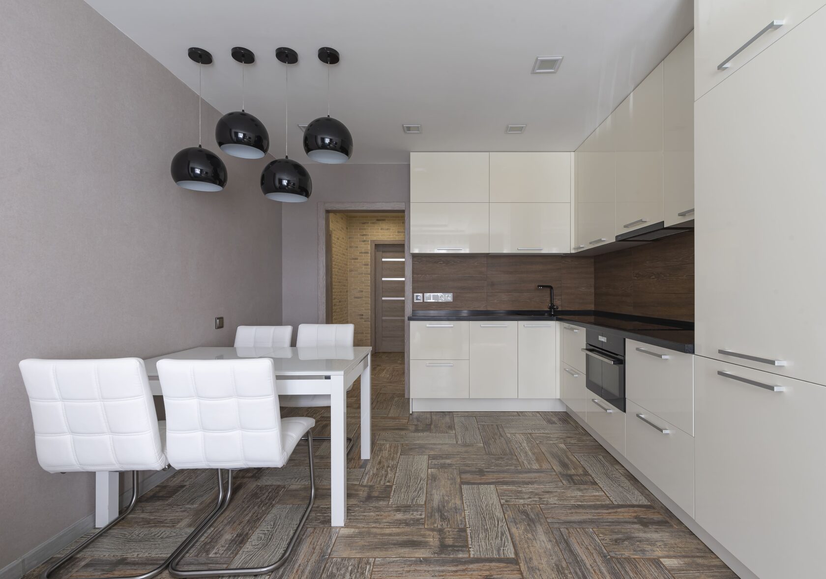 Ремонт спальни в классическом стиле — лепнина, тканевые обои, паркетная доска