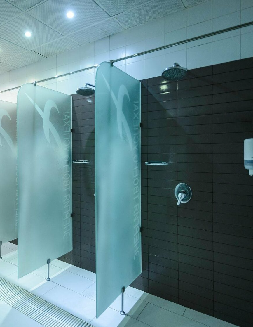 Душевые перегородки в бассейнах