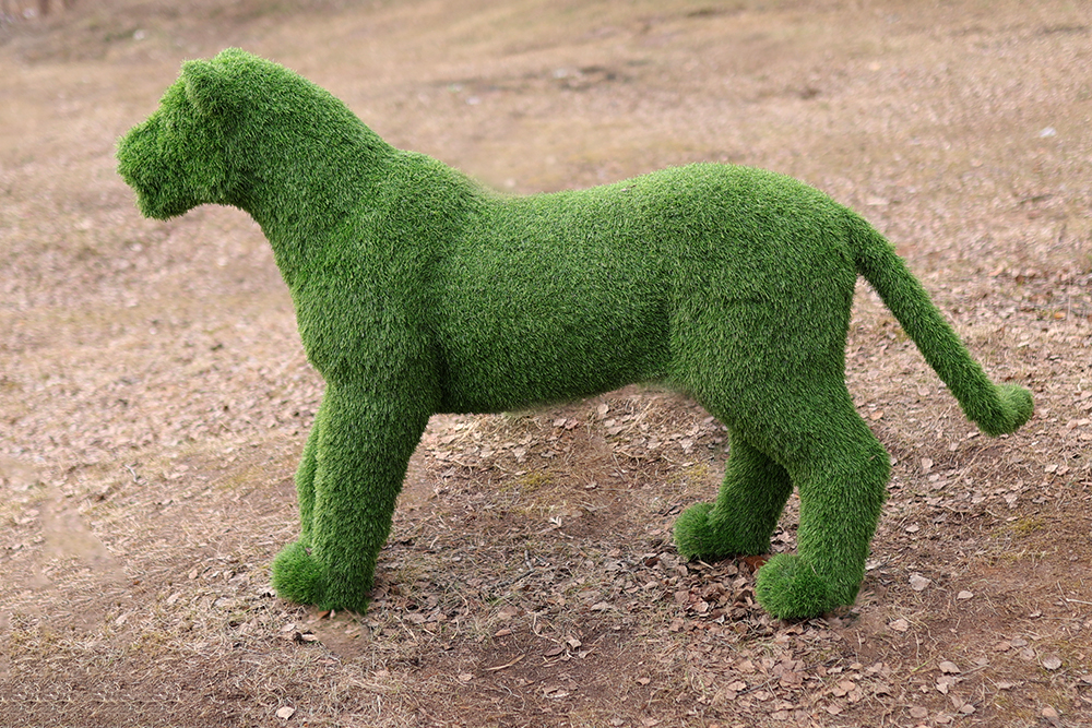 Топиар-фигура из искусственного газона львица