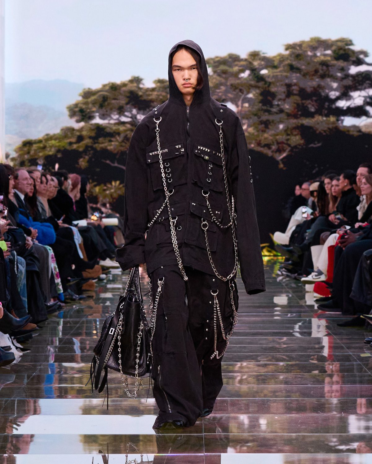 Сумки для взлетно-посадочной полосы Balenciaga Fall 2024 10