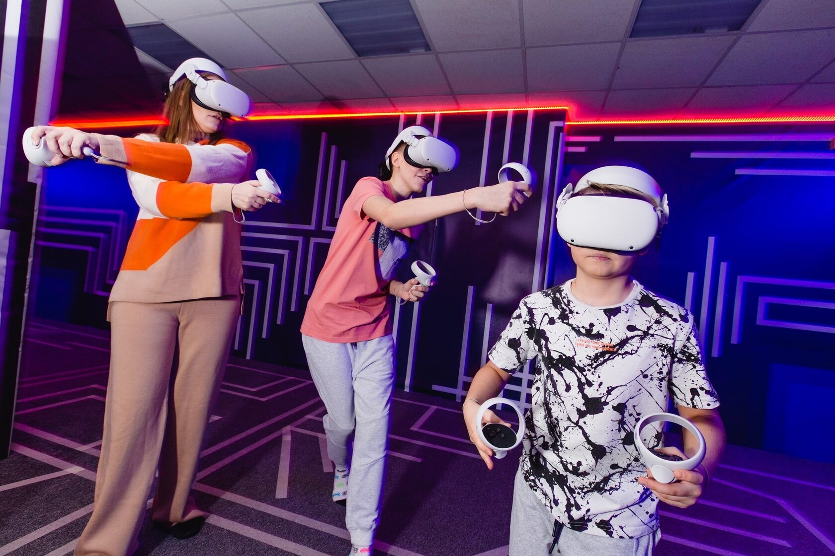 Игры для vr арены. Человек в виртуальной реальности. Арена виртуальной реальности. Человек в VR шлеме. VR игры с друзьями.