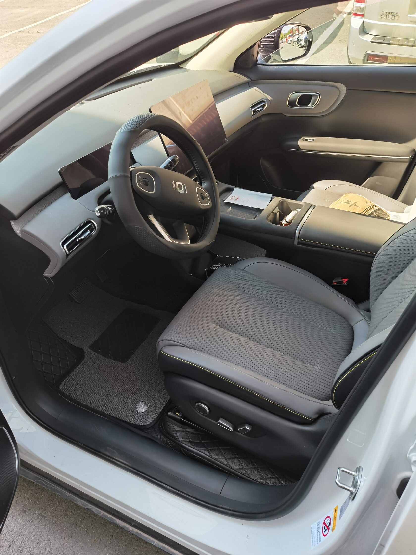 Премиальные 5D-коврики KOVRON в салоне Changan Q05