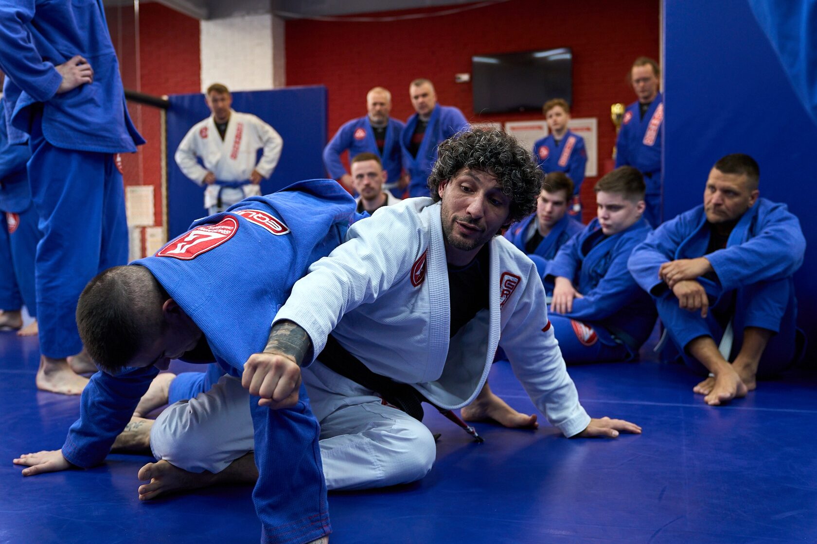 Тренировка по бразильскому джиу-джитсу для взрослых в Gracie Barra Озерки