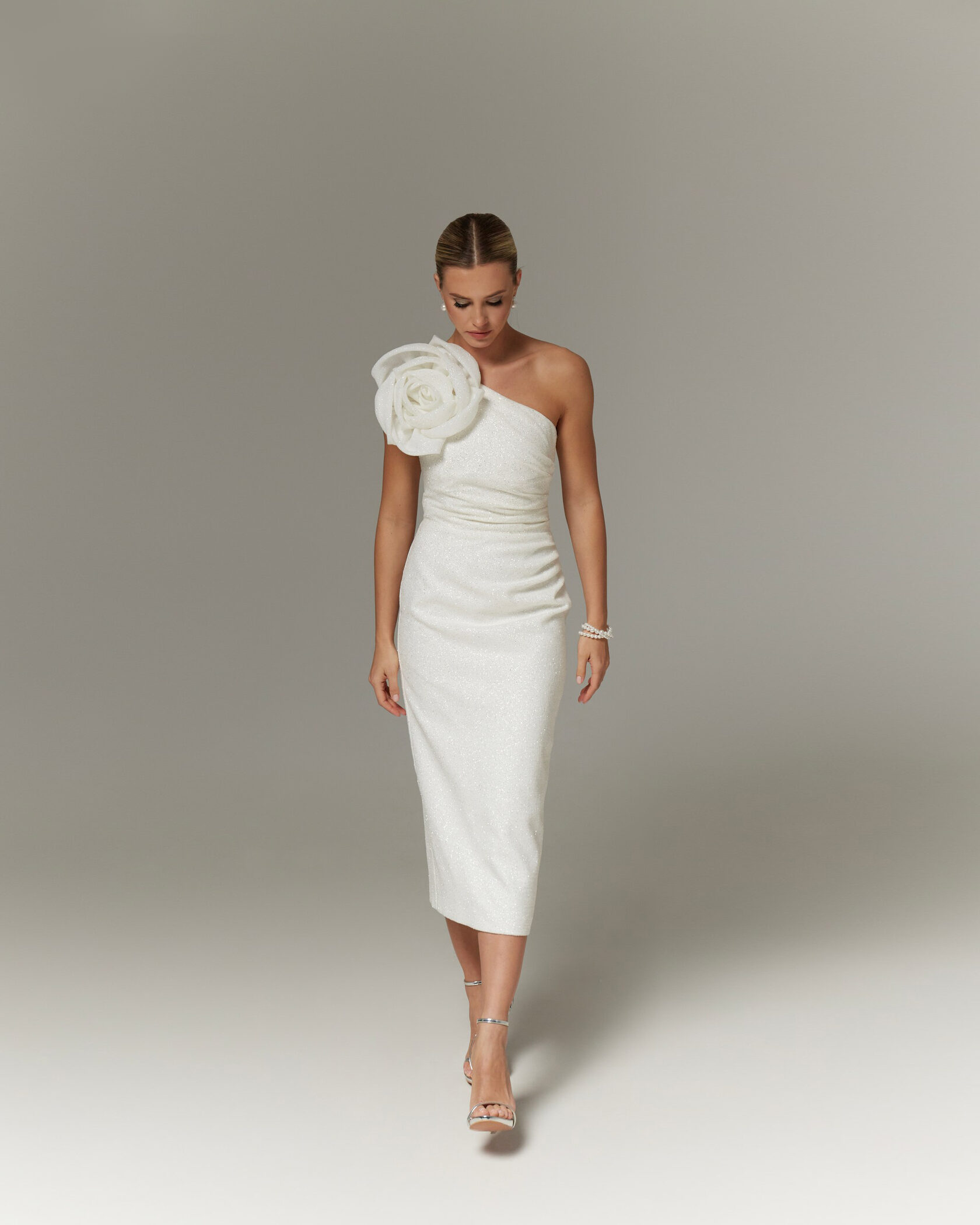 Короткое блестящее свадебное платье KARIN с цветочным декором