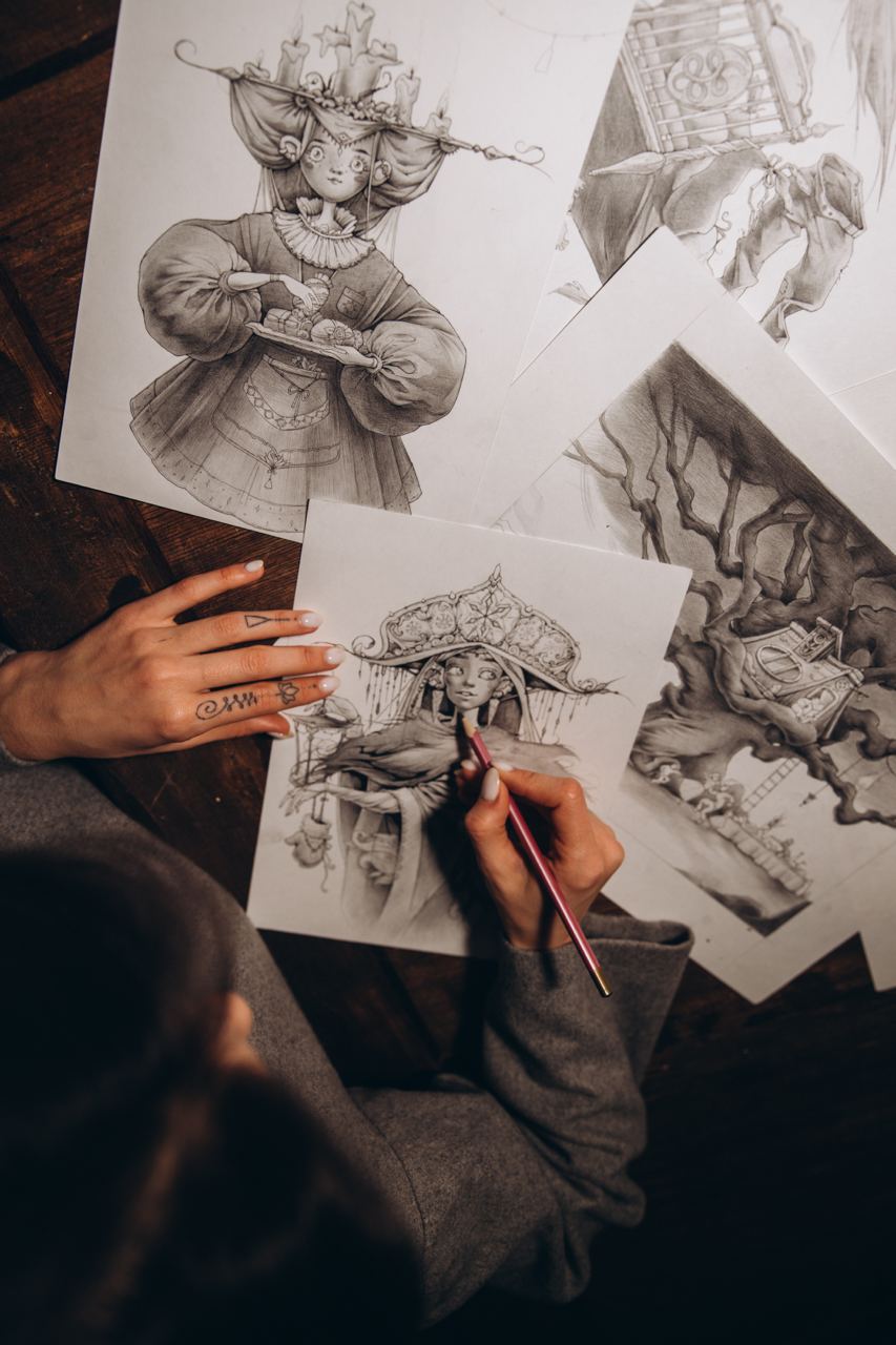 процесс рисования, иллюстратор рисует карандашом 