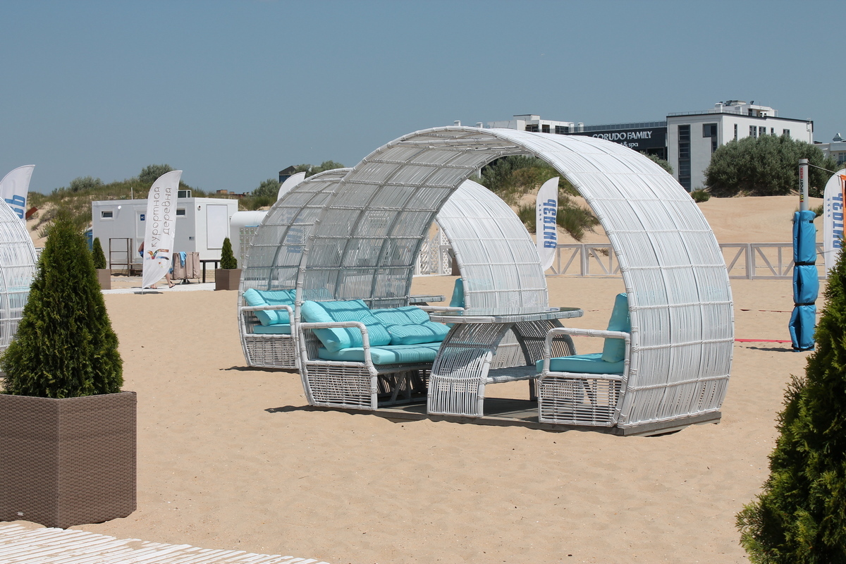 Мебель для бассейна Malacca из экоротанга в экслюзивном дизайне.