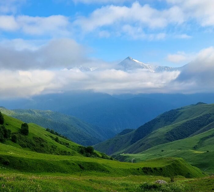 Тропа кавказа. Кавказская тропа. Панорама кавказские горы тропа. Кавказский путь. Большая Кавказская тропа.