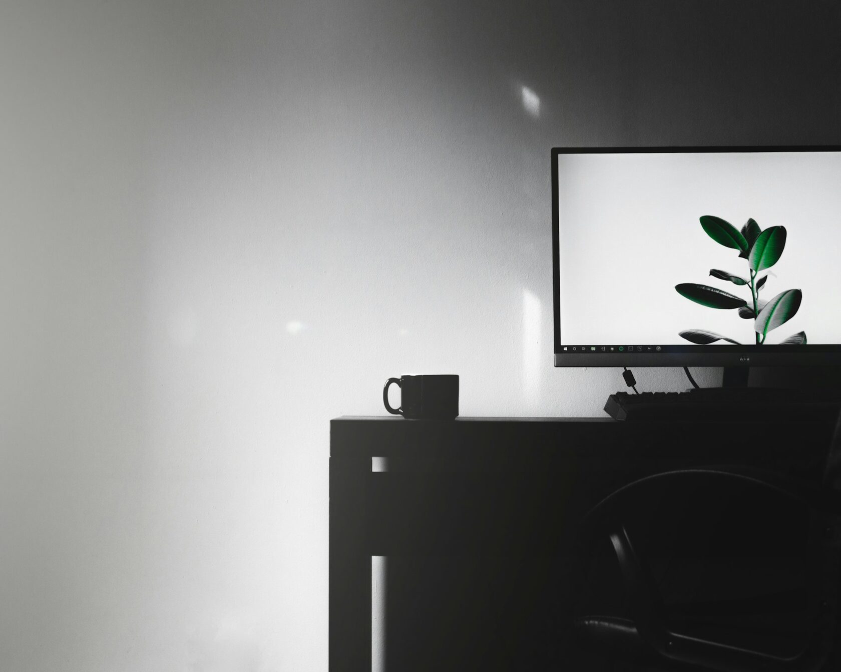 Минималистичный рабочий стол: открытый блокнот, чашка кофе, тихая атмосфера кабинета
