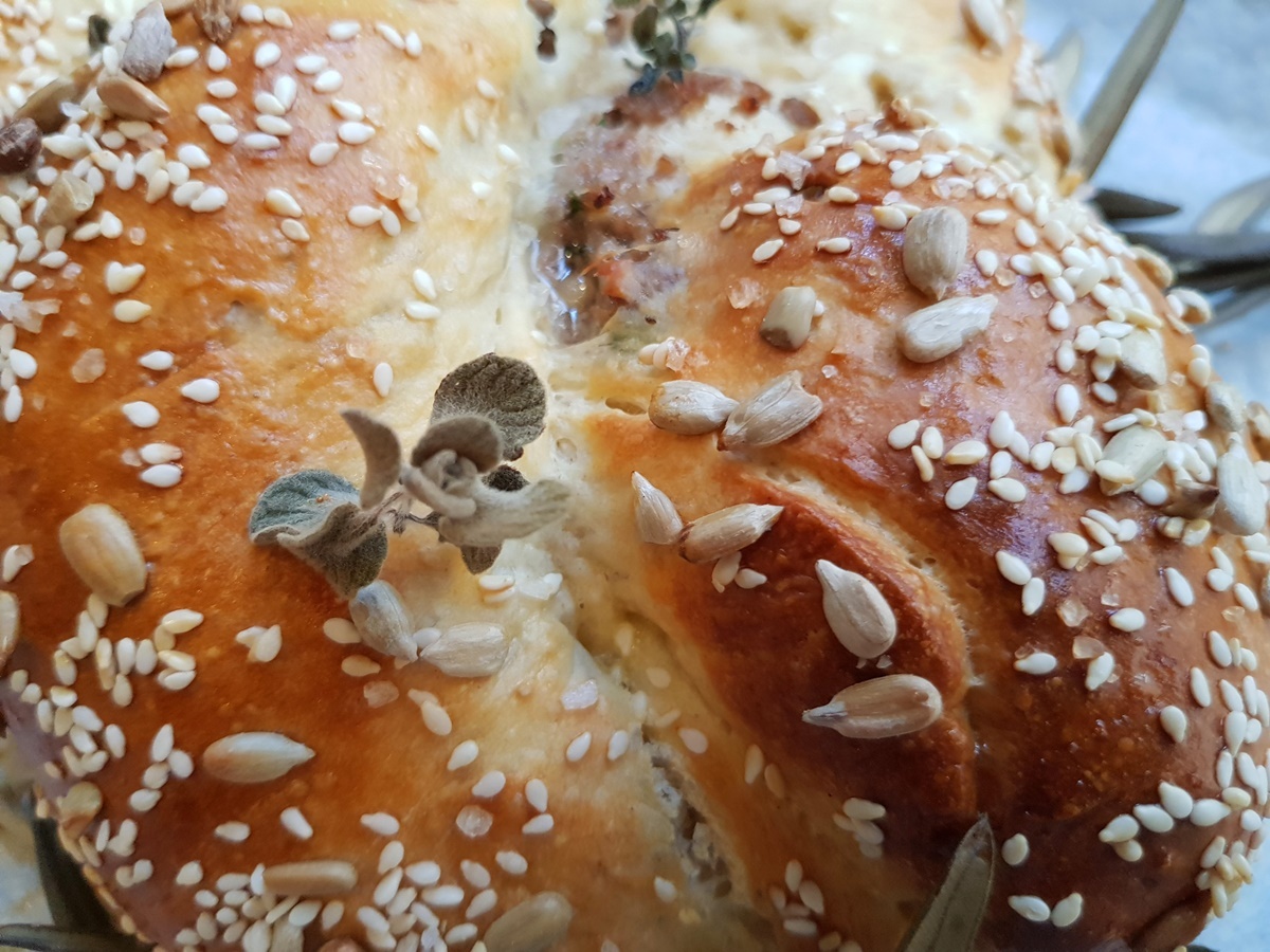 Хала (традиционный еврейский белый хлеб) с мясной начинкой. Вкусный Израиль.