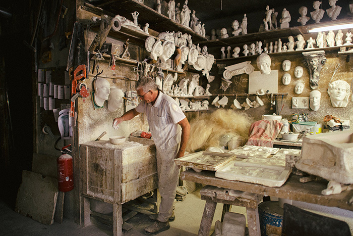 Скульптор Хуан Хосе Гарсия и сегодня продолжает делать лицо Неизвестной из Сены для декора домов