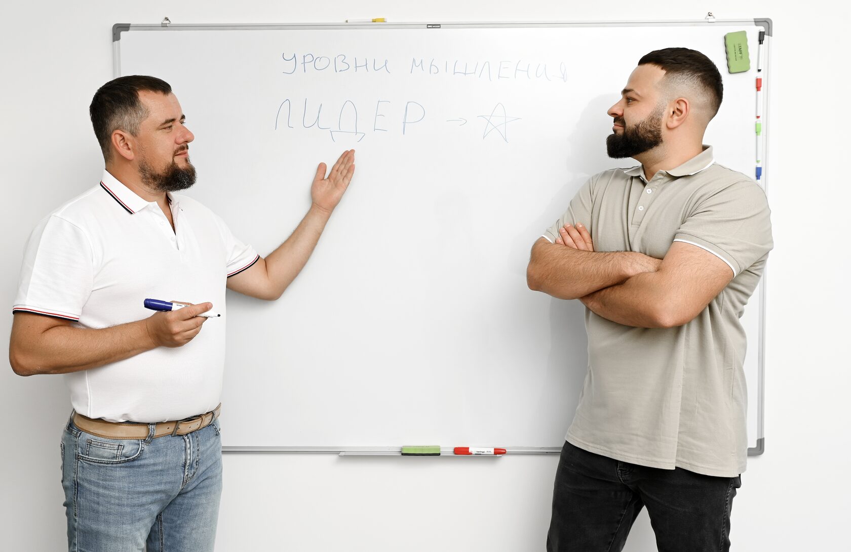 Команда ISR Consulting обсуждает управление и лидерство у доски