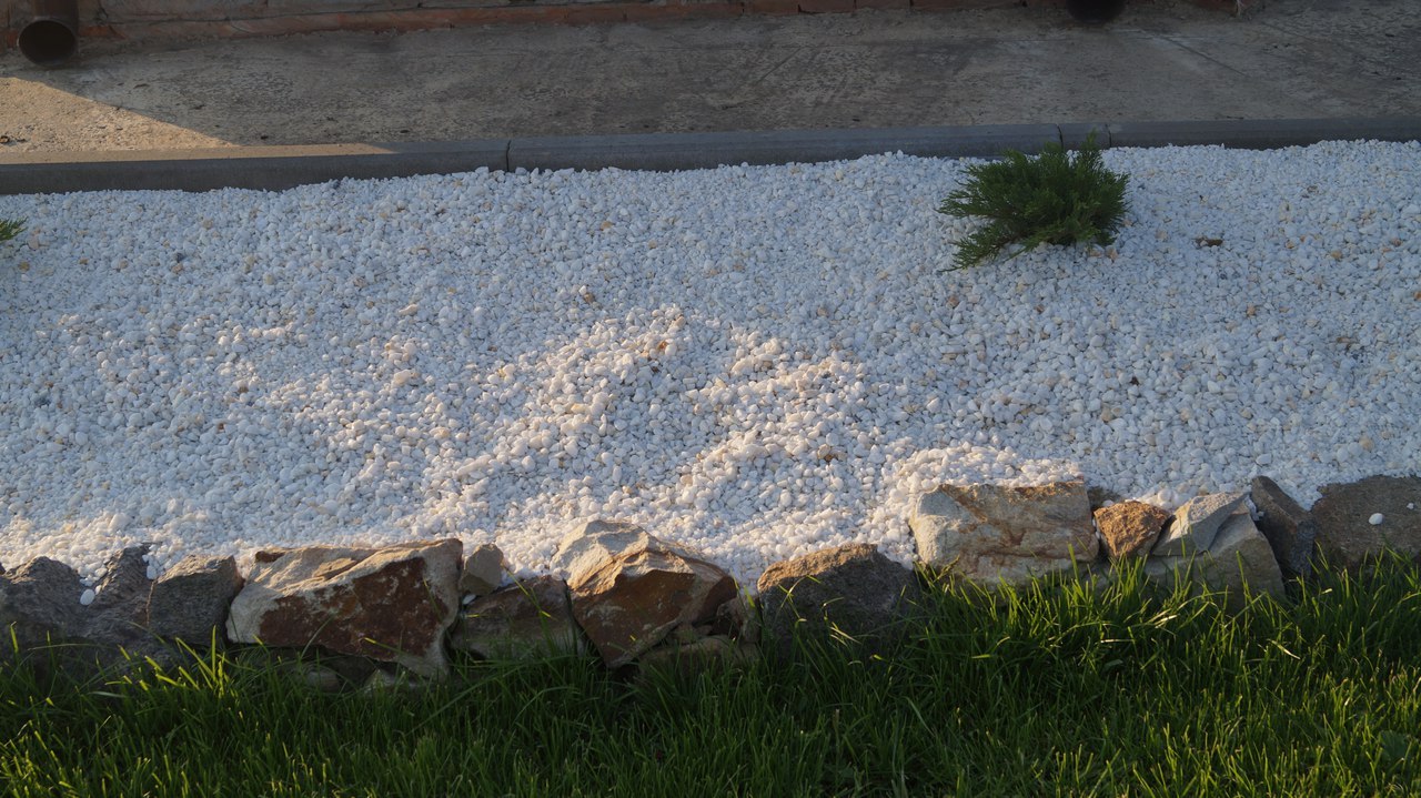 Крошка белгород. Мрамраморное крошка в Белгороде. Дизайн лужайки из мраморной крошки. Ландшафтный дизайн мраморной крошки картинки. Шлак песок фото газон.