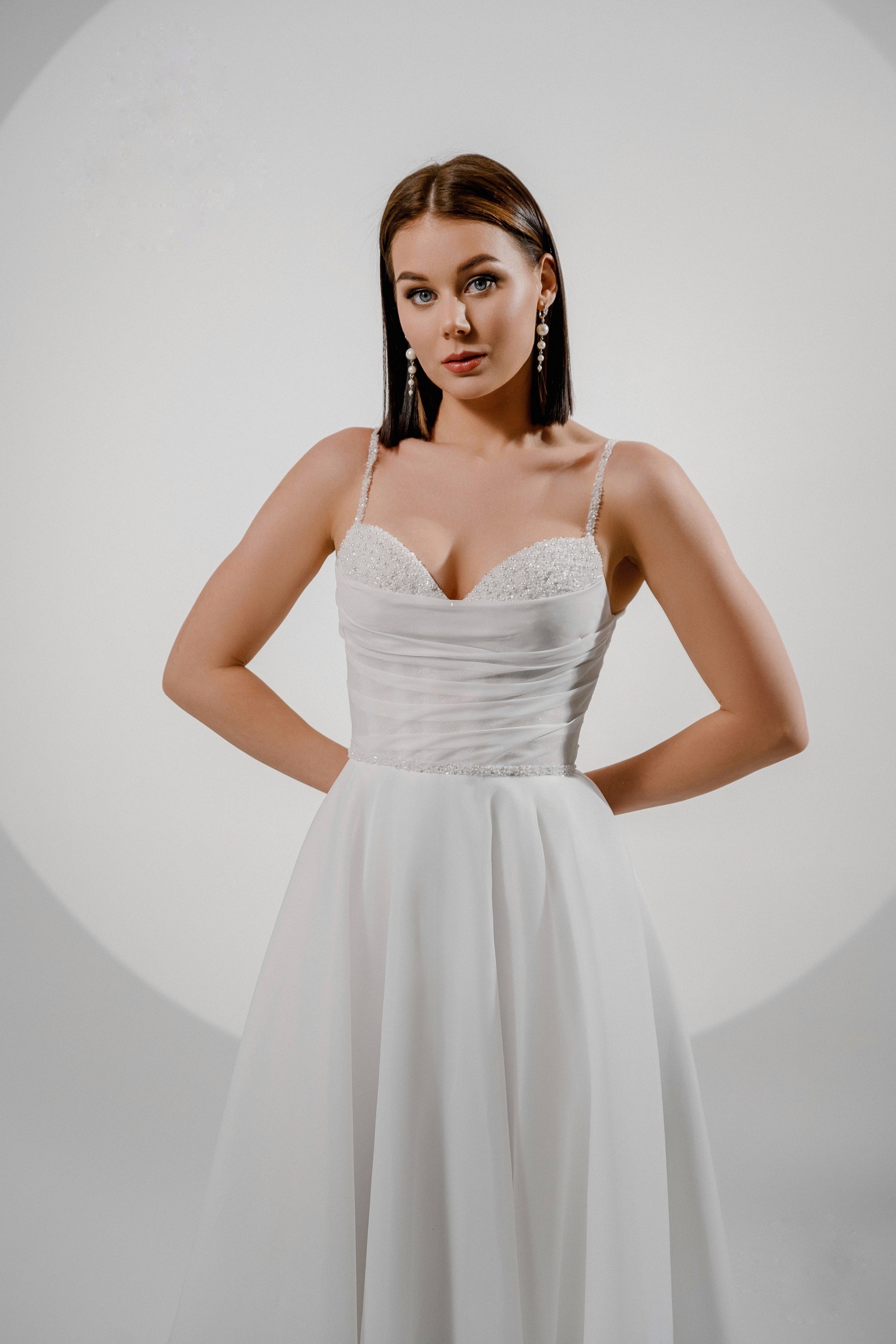 Свадебное платье скромное на тонких бретелях