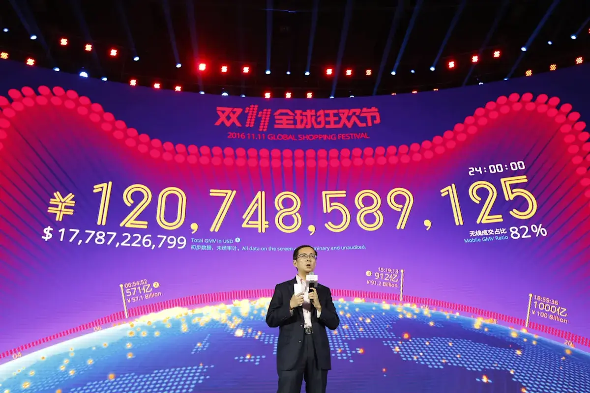 Огромный экран в Шанхае с тикером продаж Alibaba 11.11, показывающим миллиарды долларов