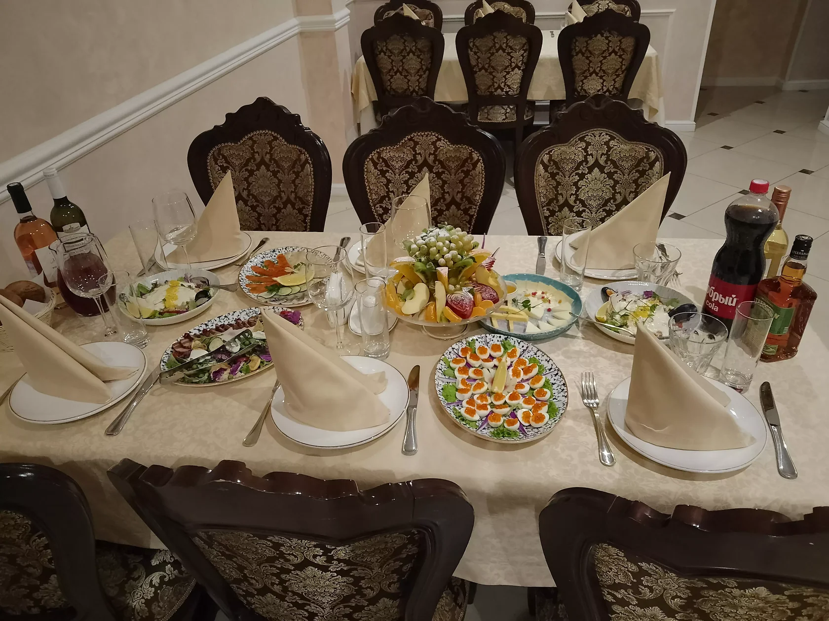 Празднично сервированный стол в ресторане «БульВар»