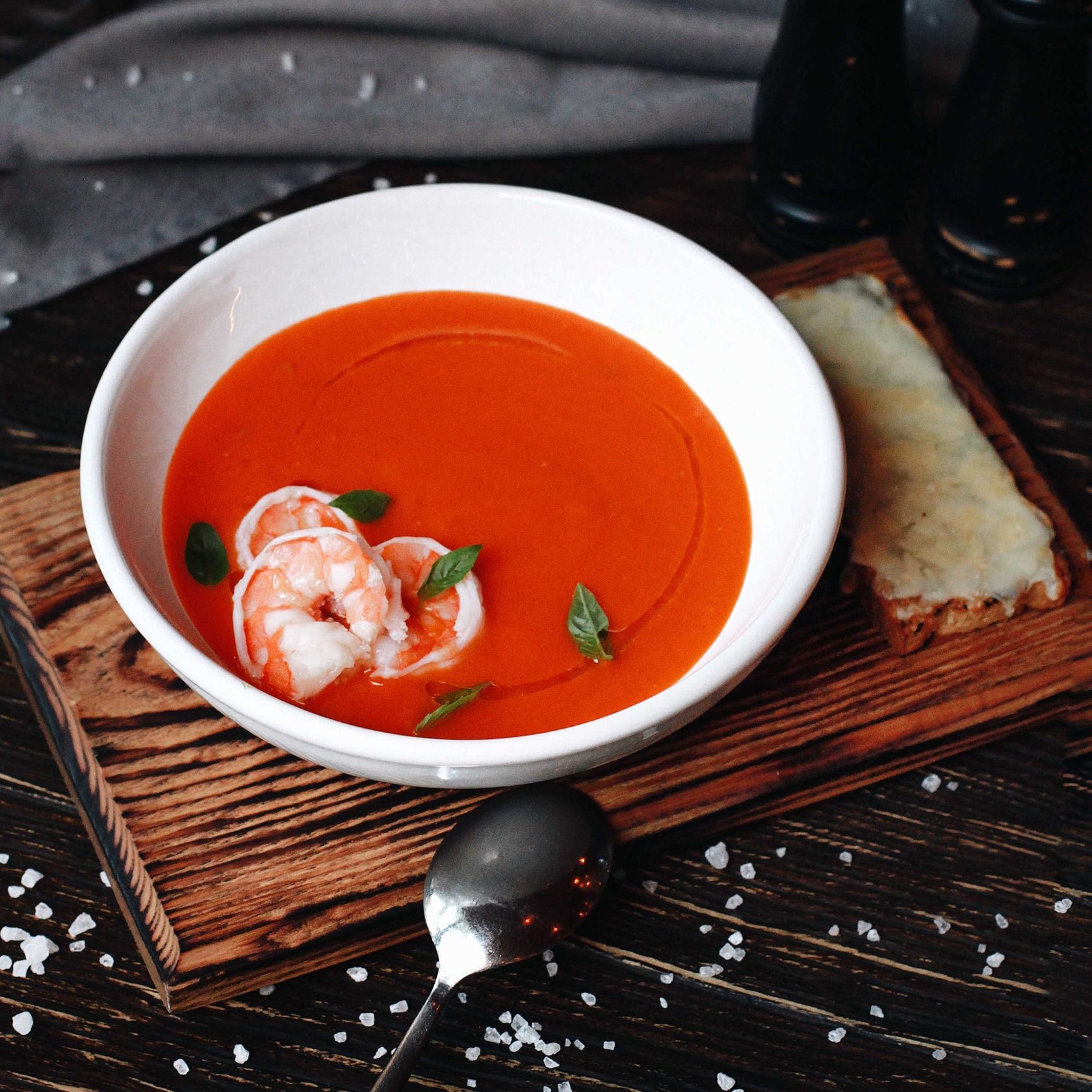 Томатный суп с креветками и моцареллой