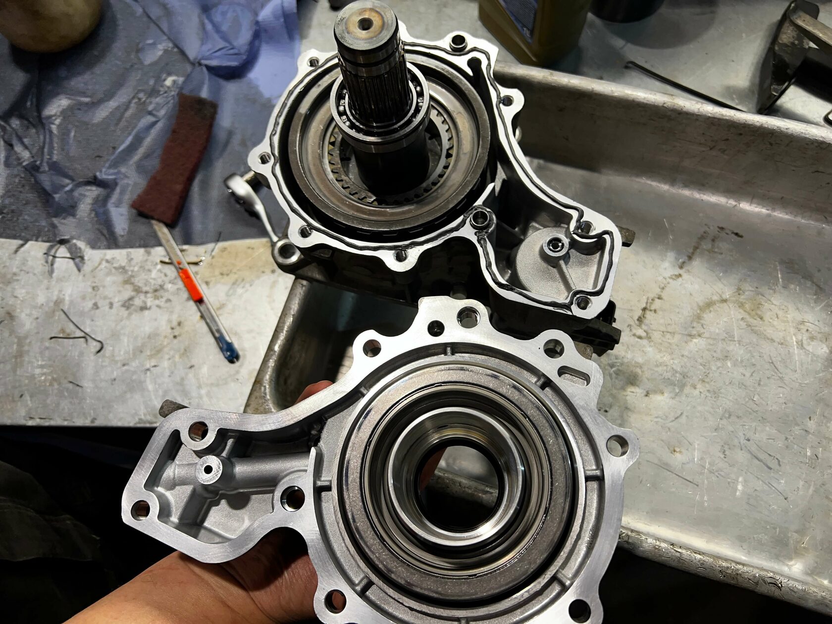 Нанесение нового герметика на крышку