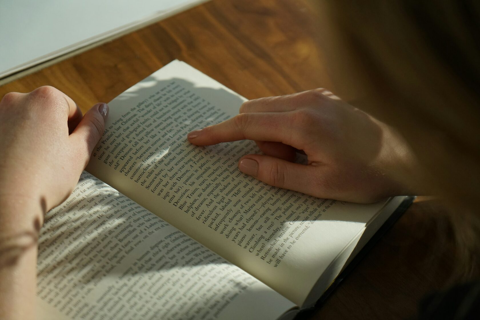 Человек погружён в чтение книги