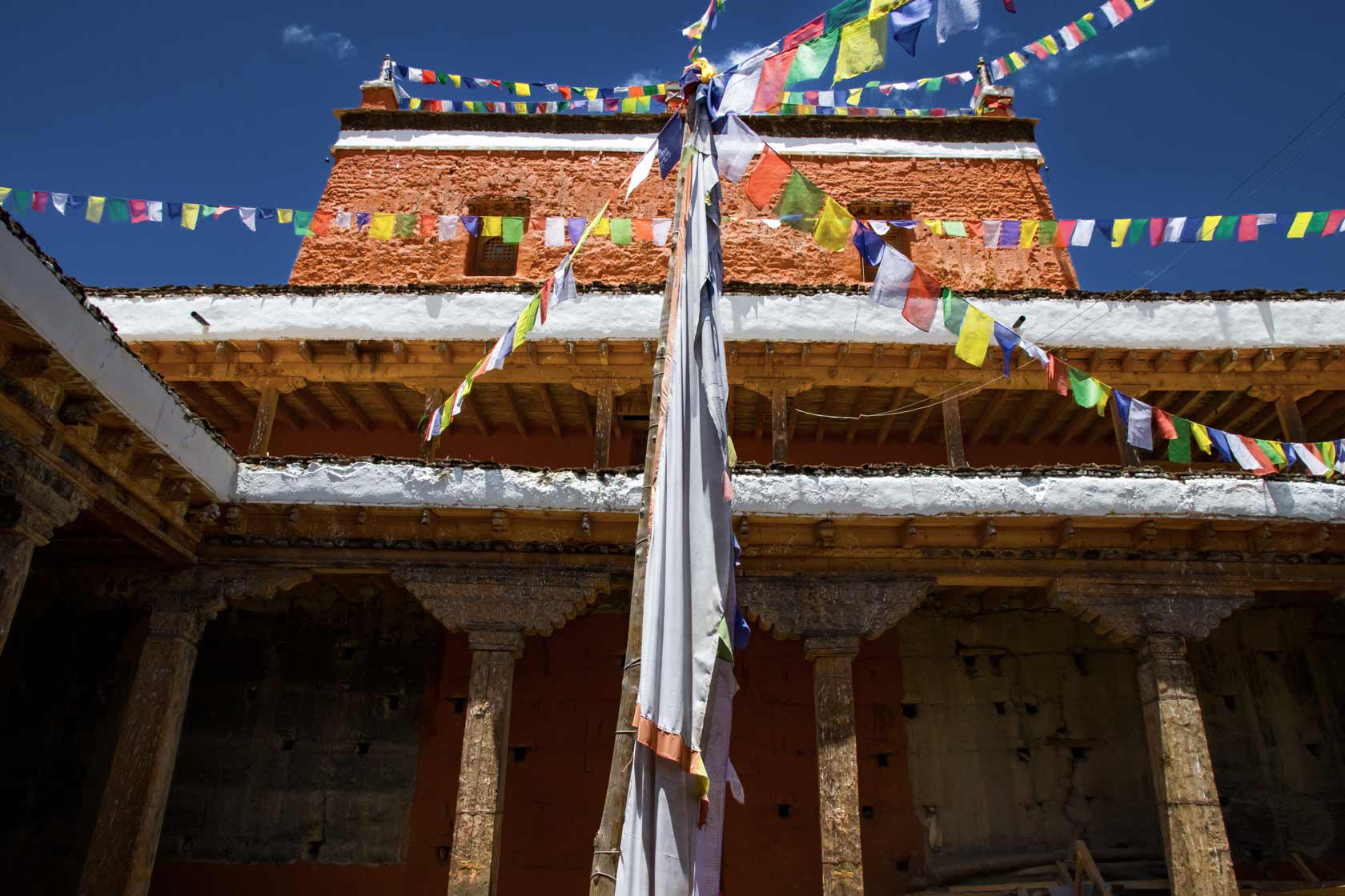 Монастырь Джампа Лакханг в Ло-Мантанге: фасад храма Будды Майтреи внутри крепостной стены столицы королевства Ло, Верхний Мустанг, Непал