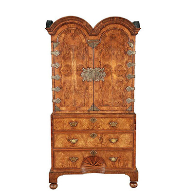 Шкаф из ореха с латунными аксессуарами 1720 год
