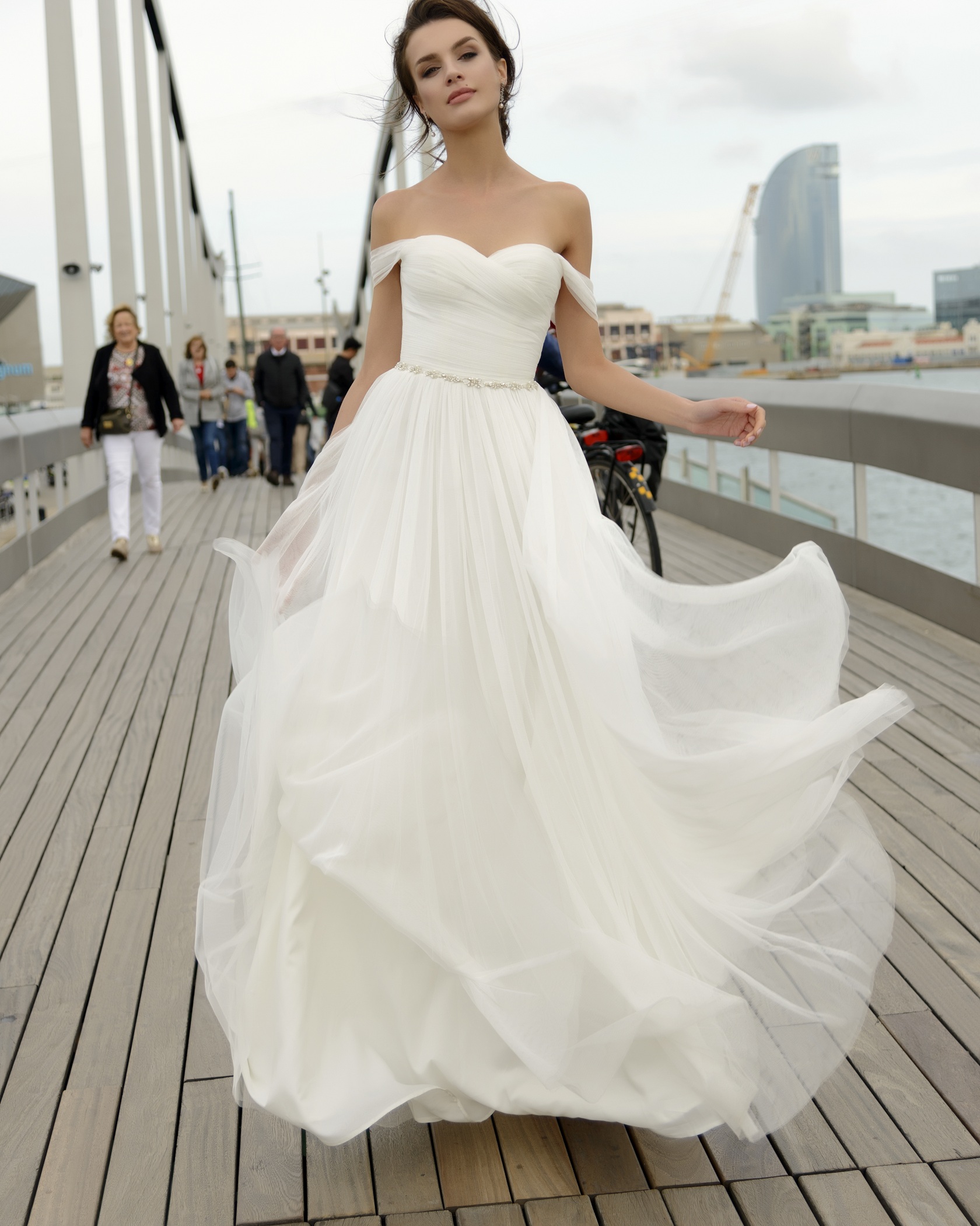 Свадебное платье с открытыми плечами без рукавов