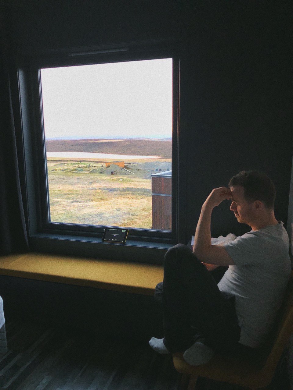 окно в доме в Исландии