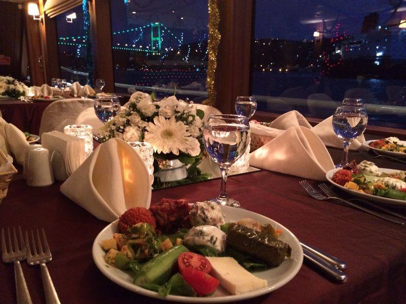 Ужин на 500. Bosphorus ужин круиз. Ужин. Ужин на корабле. Ужин на столе.