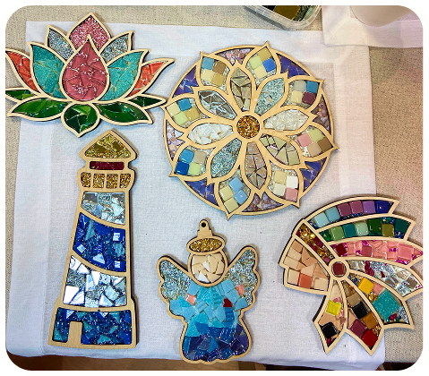 Фото мужчины и женщины на мастер-классе по эпоксидной смоле