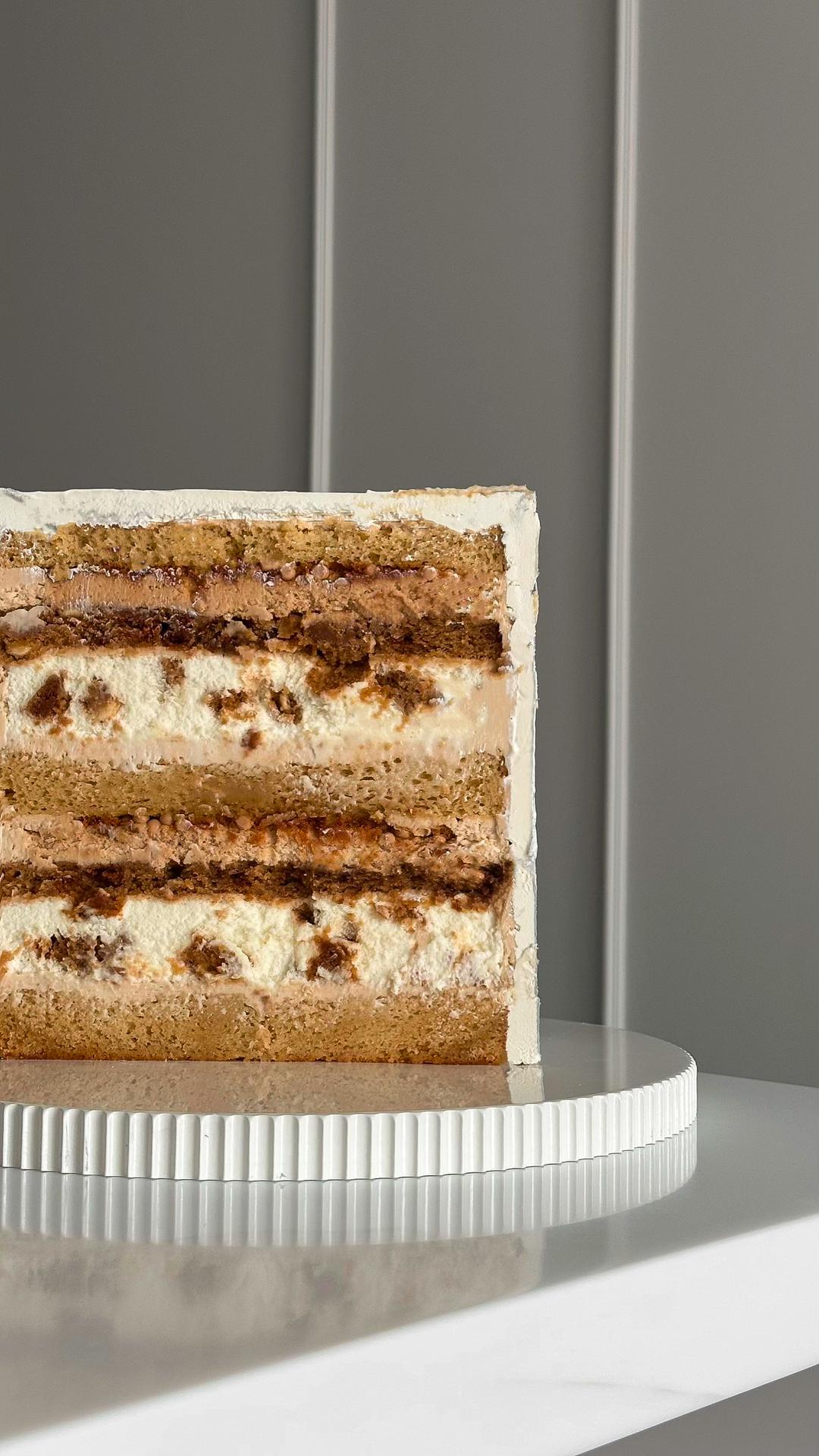 Разрез торта «Lotus Biscoff»