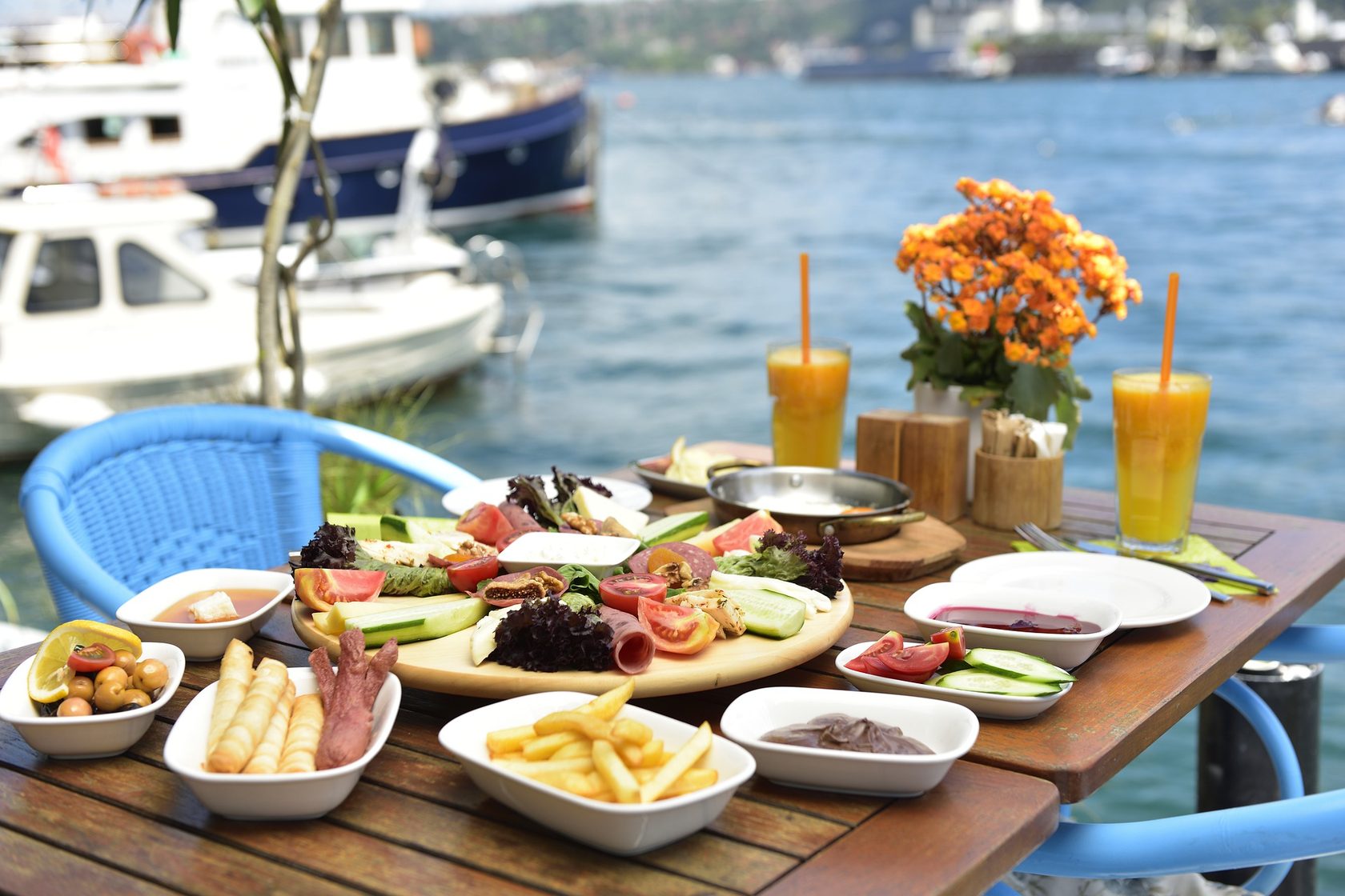 Завтрак в стамбуле недорого. КАХВАЛТИ турецкий завтрак. Турецкий завтрак в Стамбуле. Турецкий завтрак Босфор. Завтрак у моря.