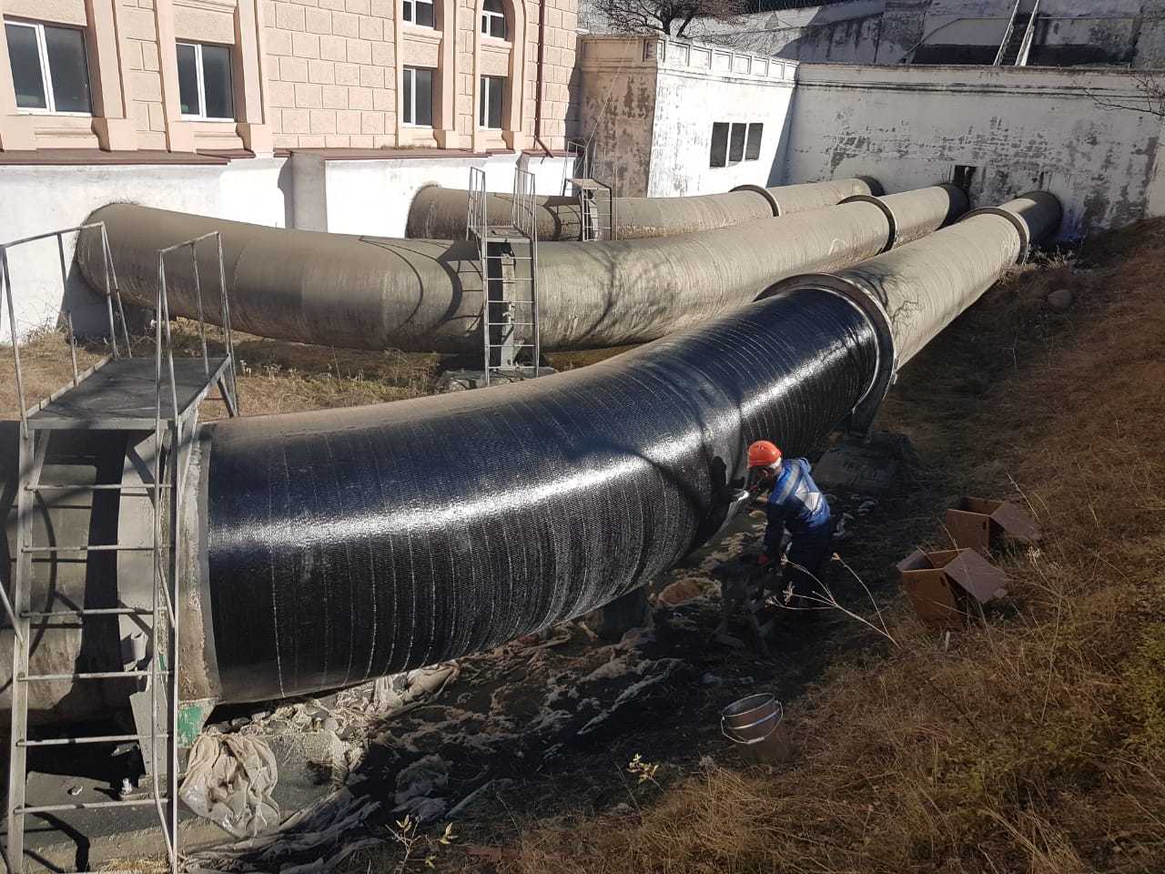 Усиление металлического водовода углеродными лентами
